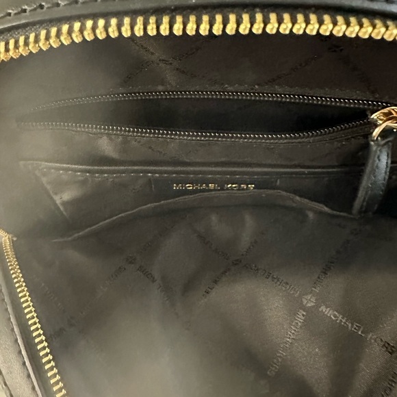 MICHAEL KORS NWOT JAYCEE MEDIUM
ZIP POCKET BACKPACK BAG GOLD HARDWARE LEATHER - Picture 7 of 8